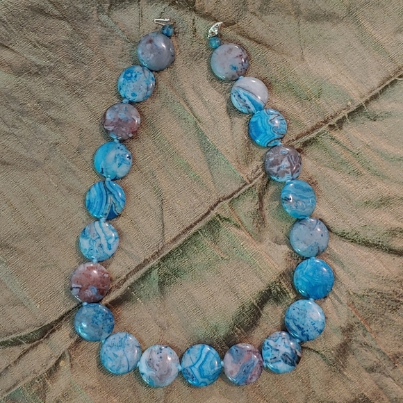 Blue crazy lace agate bead necklace, 14k clasp - Picture 5 of 7